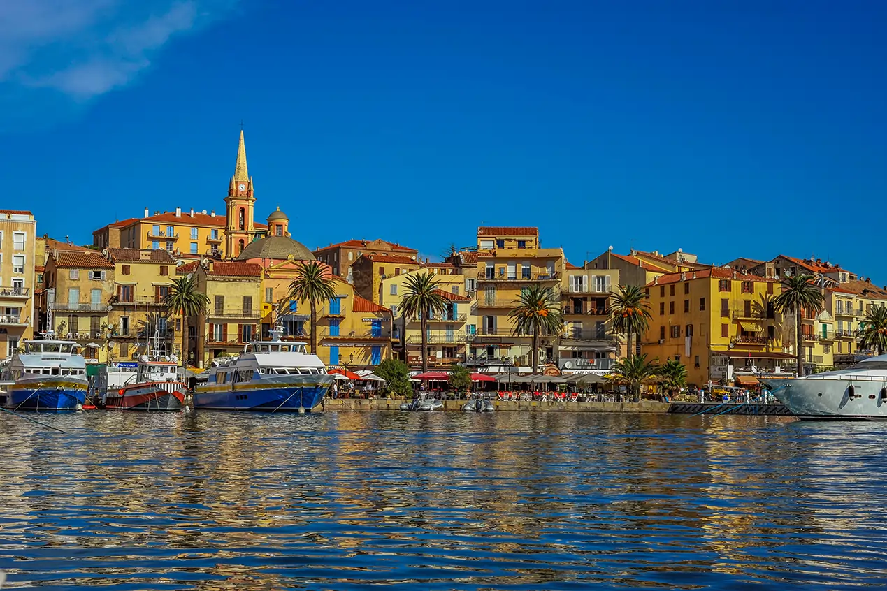 a quelques pas du port et des centres de plongee de calvi
