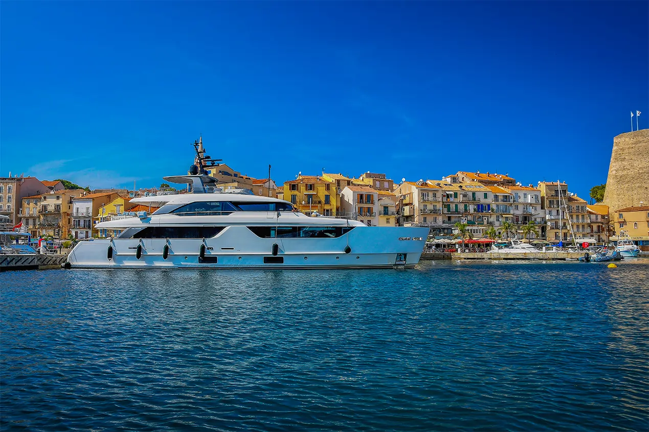 accedez a nos hebergements a calvi en bateau