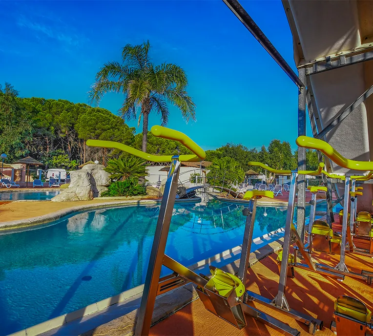 aquabike au bord de la piscine camping les castors