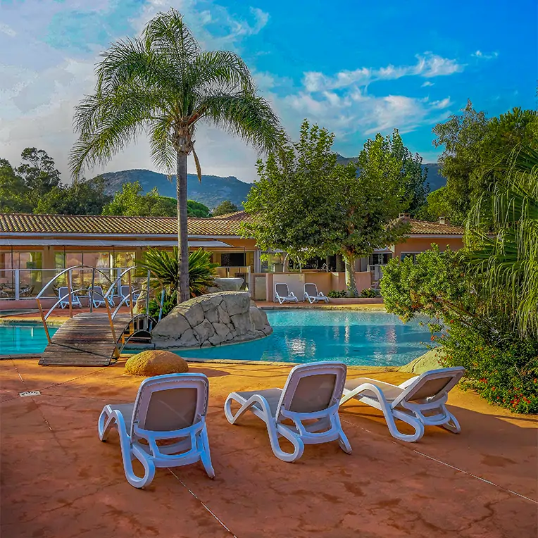bonne humeur et detente dans notre piscine en corse