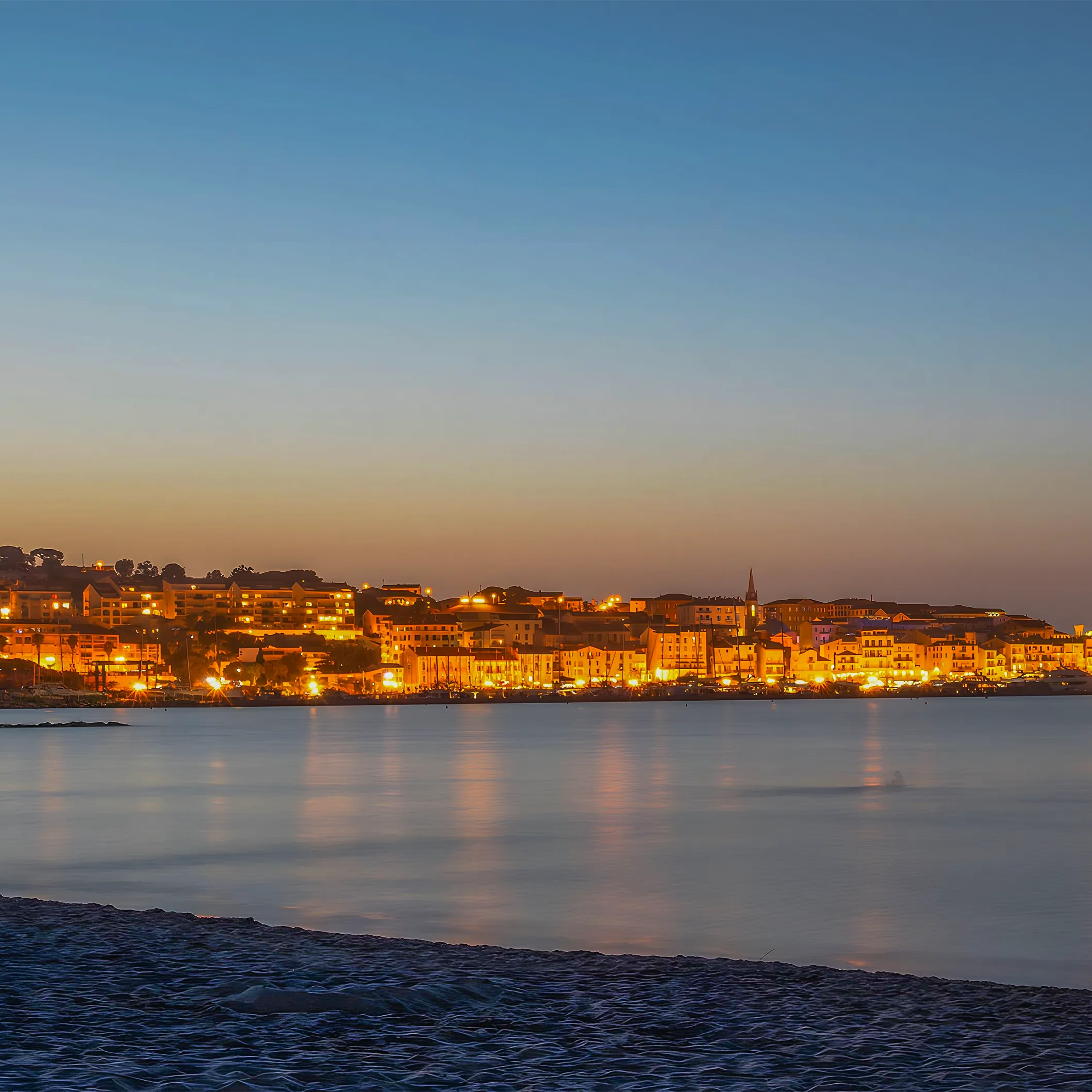 caractere chic et festif de la vie nocturne a calvi
