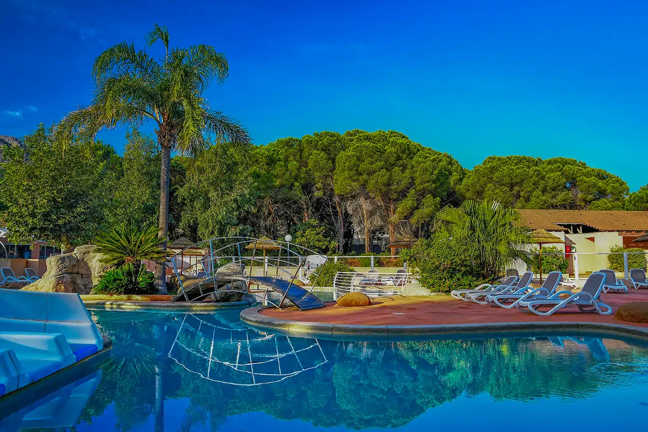 piscine chauffee et jeux aquatiques en corse camping les castors